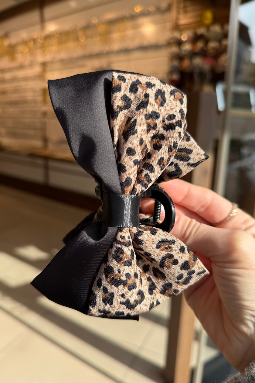 Desenli Leopar Detaylı Siyah Fiyonk Model Mandal Toka