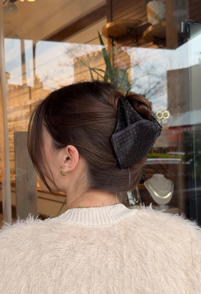 Kare Taş İşlemeli Saten Üçgen Mandal Toka