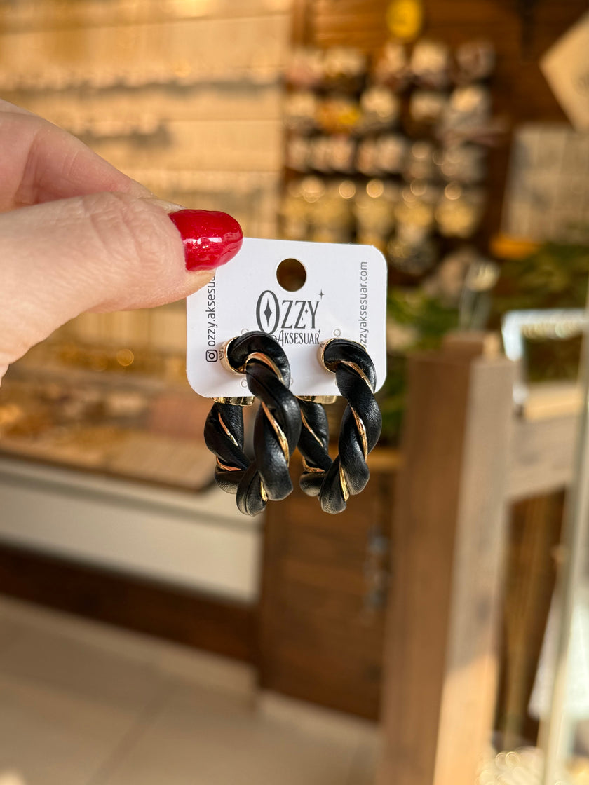 Suni Deri Sarmal Model Yarım Halka Küpe Siyah