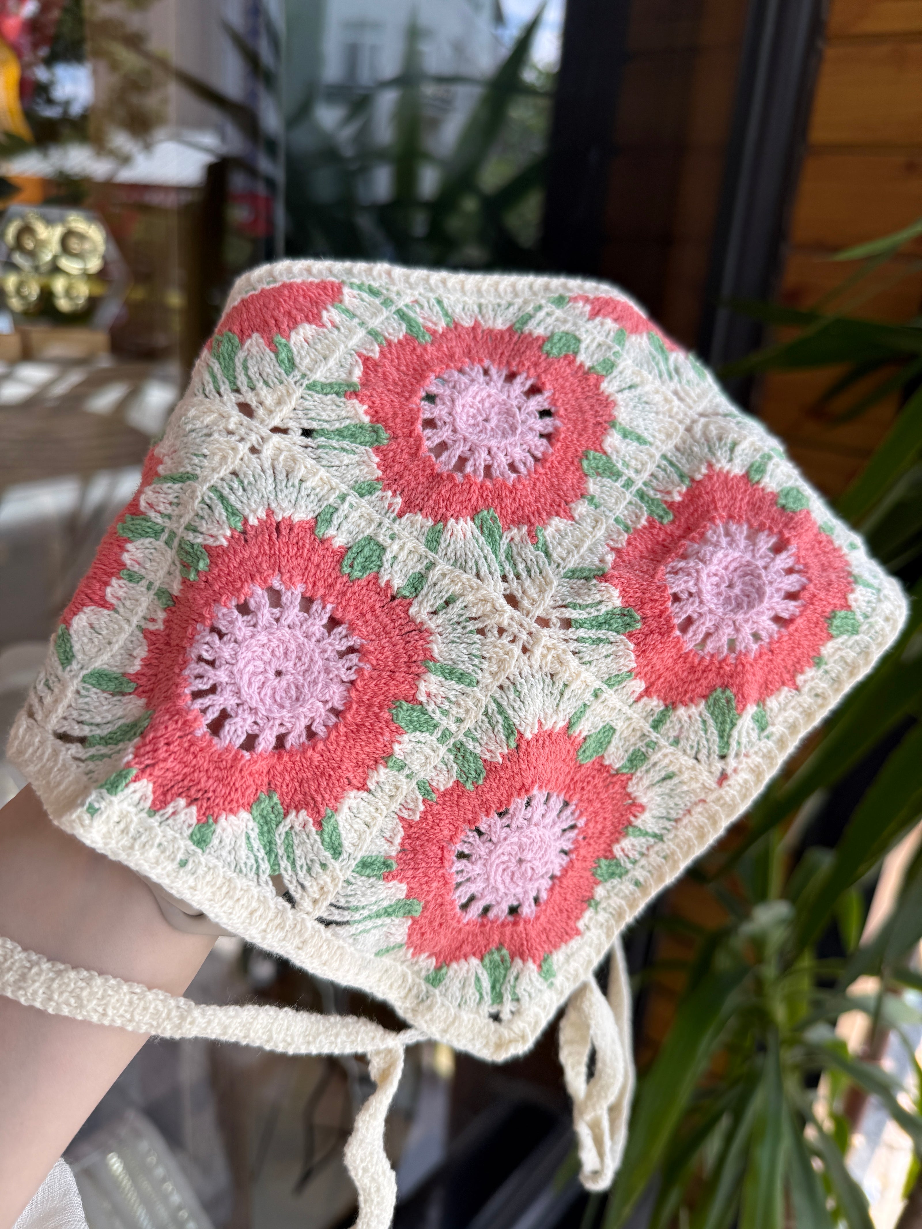 Pembe Yavruağzı Renk Çiçek Desenli Üçgen Örgü Bandana Toka
