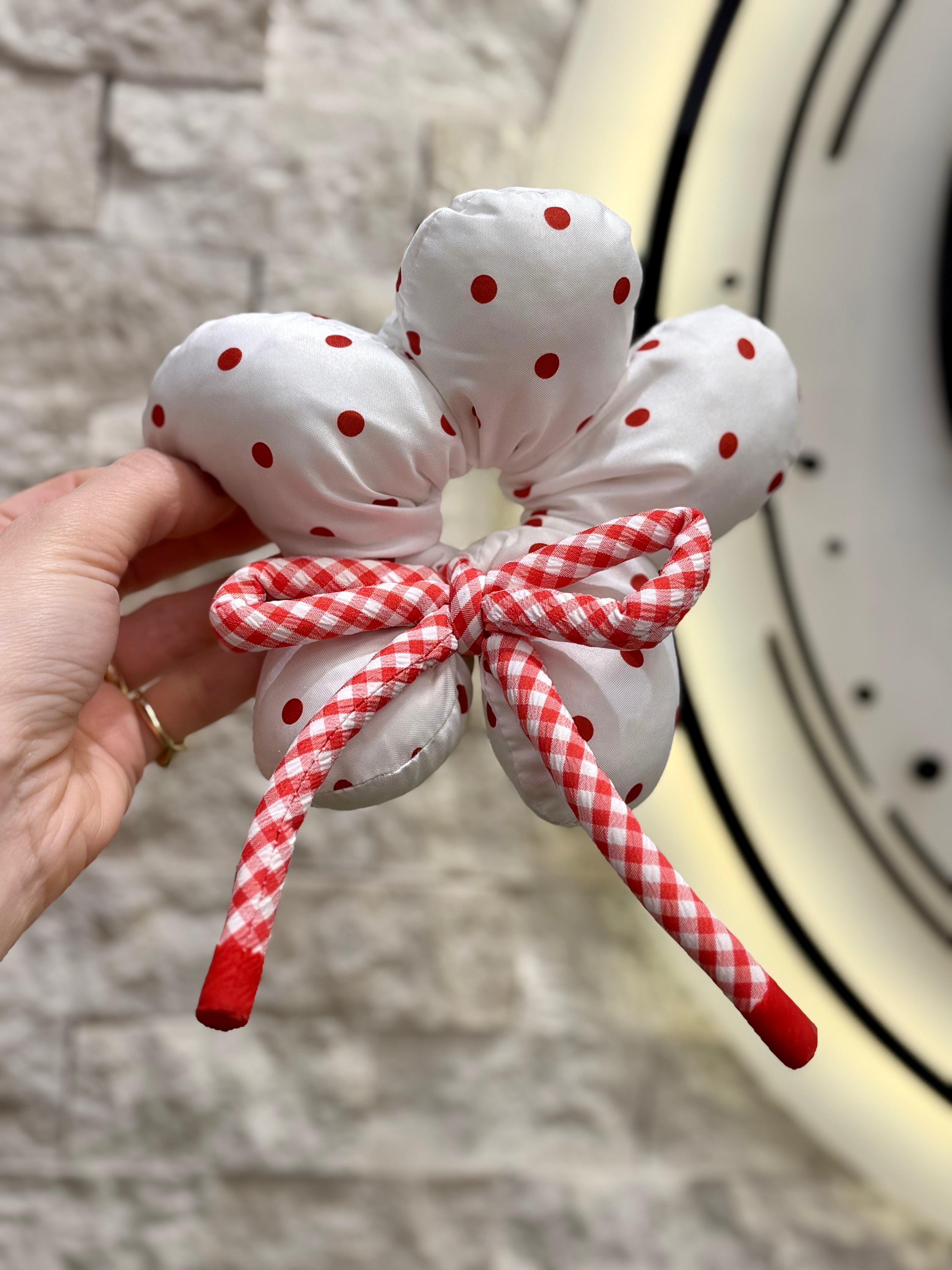 Puantiyeli Dolgu Çiçek Simit Lastik Toka Kırmızı Puanlı