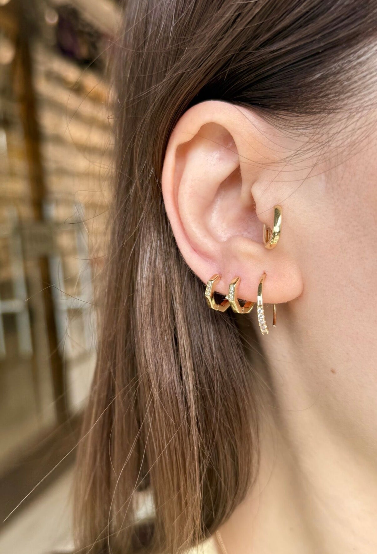 VIP 3 Taşlı Altıgen Küçük Halka Küpe 14K