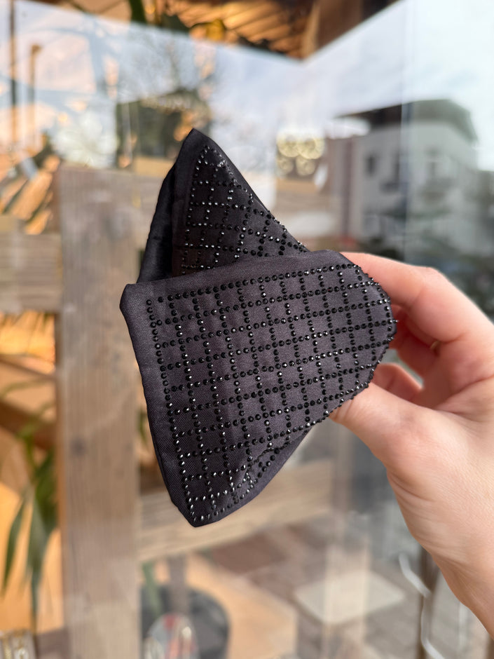 Kare Taş İşlemeli Saten Üçgen Mandal Toka