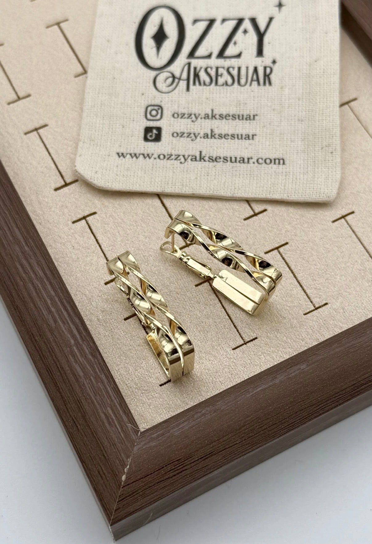 VIP Önü Burgulu Dikdörtgen Halka Küpe