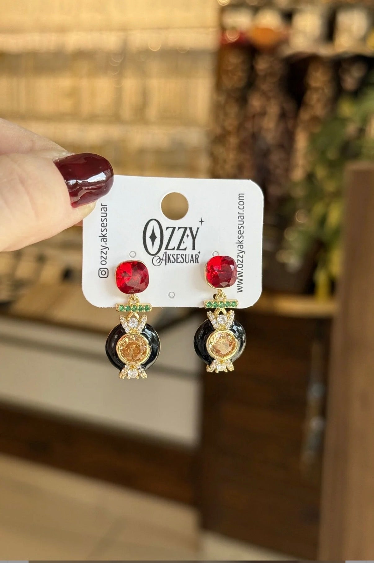 Siyah Mineli Renkli Zirkon Taş İşleme Sallantılı Küpe