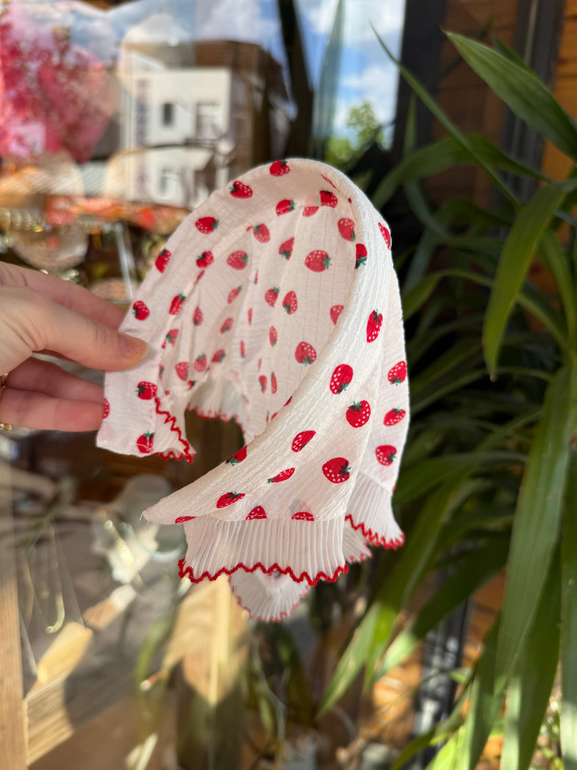 Çilek Desenli Yarım Bandana Taç Toka