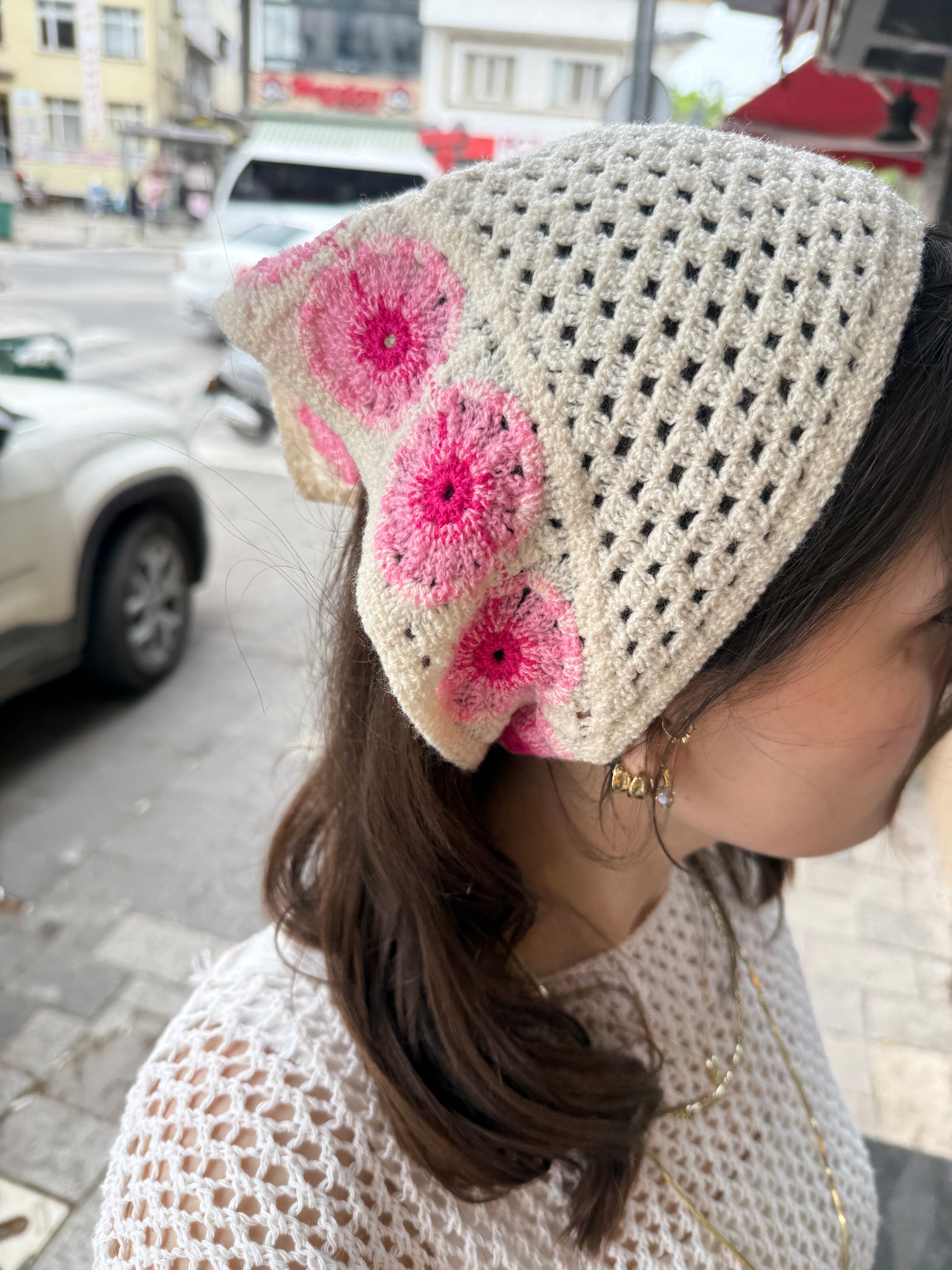 Pembe Çiçek Desenli Örgü Üçgen Bandana Toka