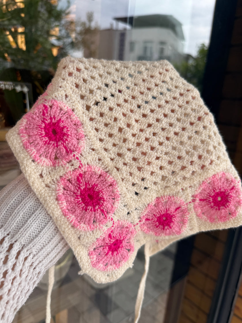 Pembe Çiçek Desenli Örgü Üçgen Bandana Toka