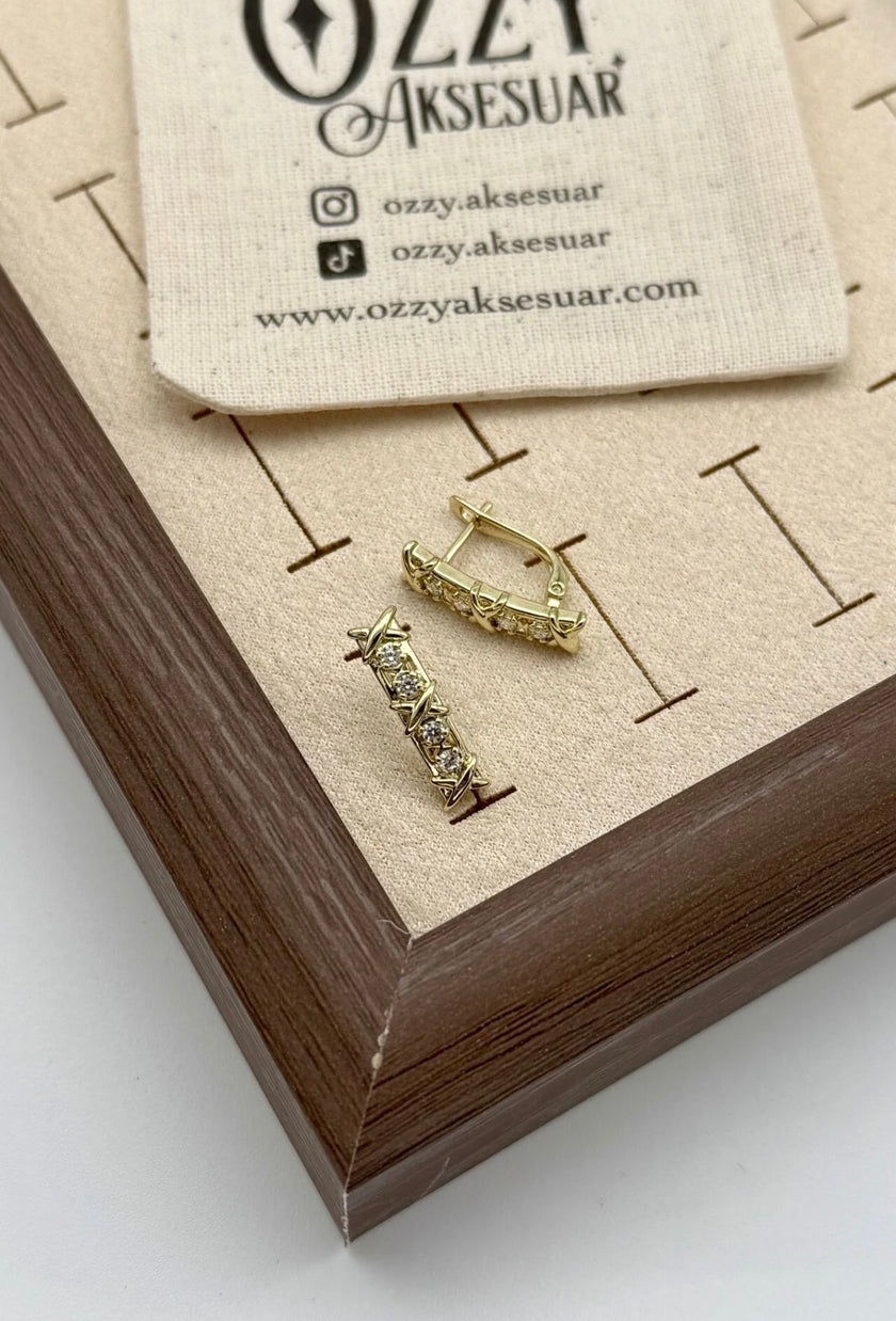 VIP Çapraz Modellli Gömme Taş Detay Küpe 14K