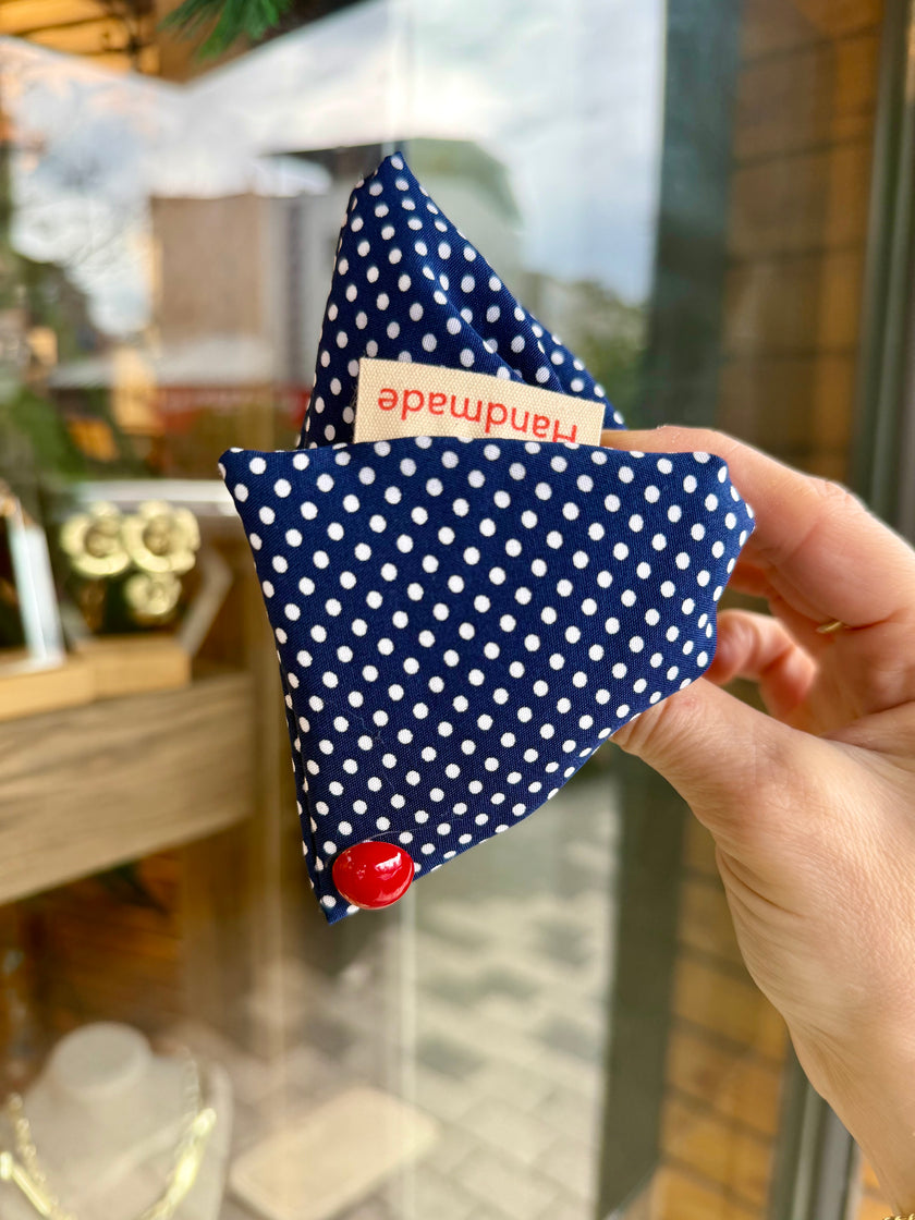 Beyaz Puanlı Lacivert Kumaş Mandal Toka