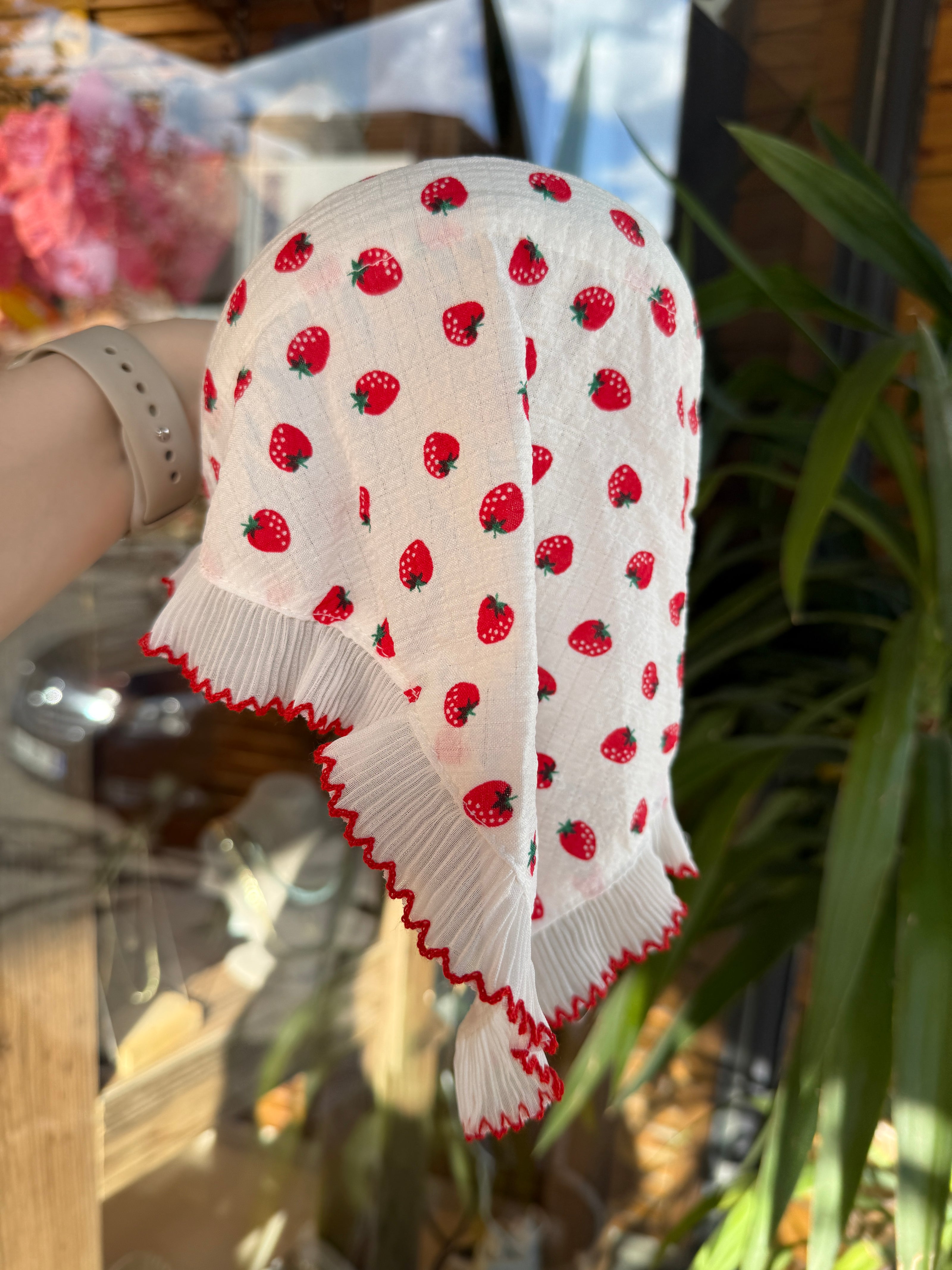 Çilek Desenli Yarım Bandana Taç Toka
