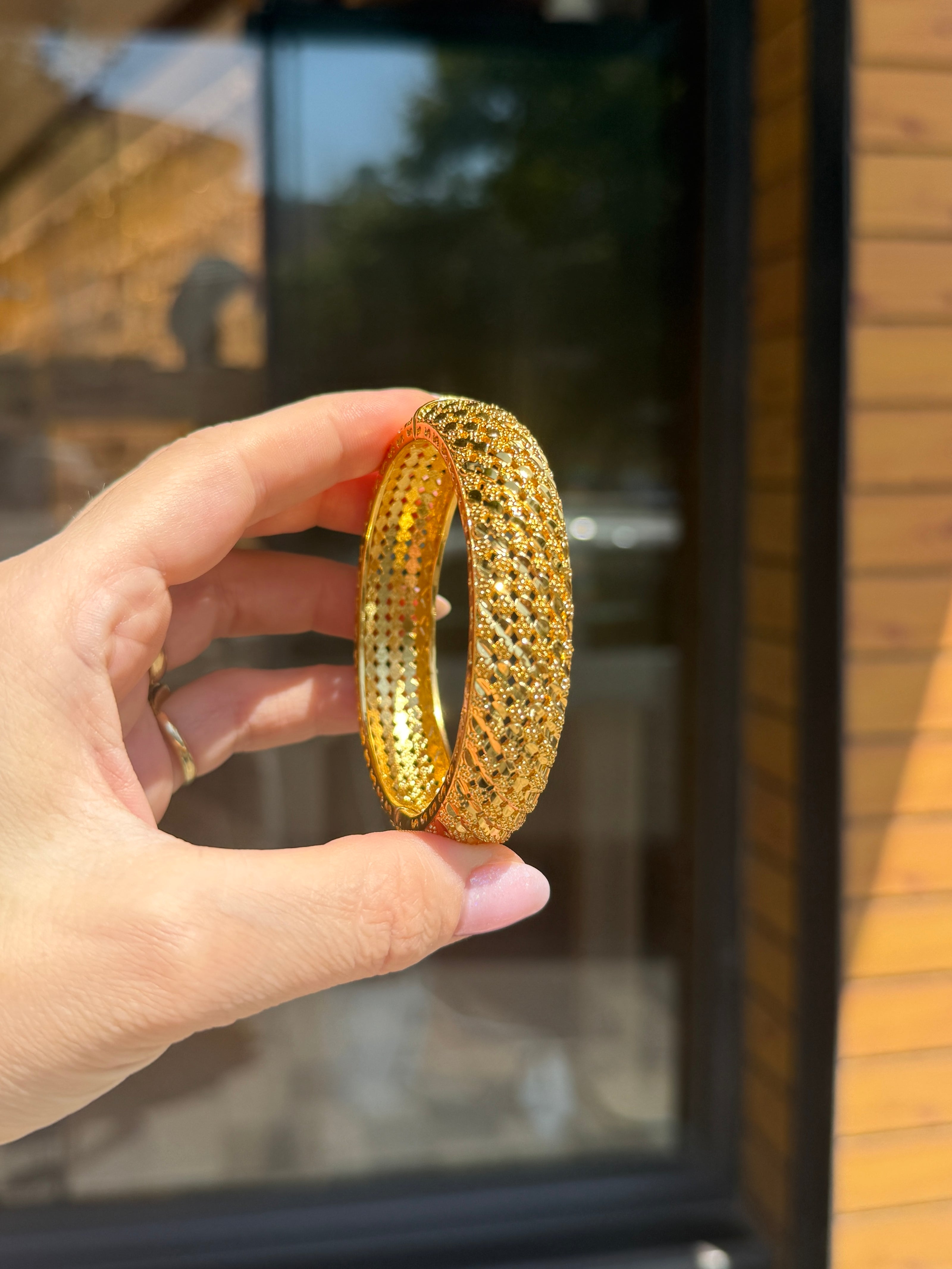 Altın Kaplama Tomurcuk Detay Kelepçe Bileklik 60 mm 24K Renk
