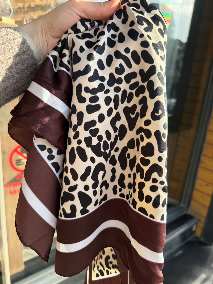 Büyük Boy Kare Fular Toka Kahve Şeritli Leopar 70 x 70 cm
