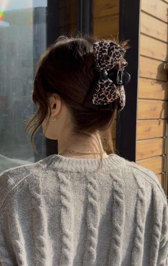 Leopar Detaylı Siyah Fiyonk Model Mandal Toka