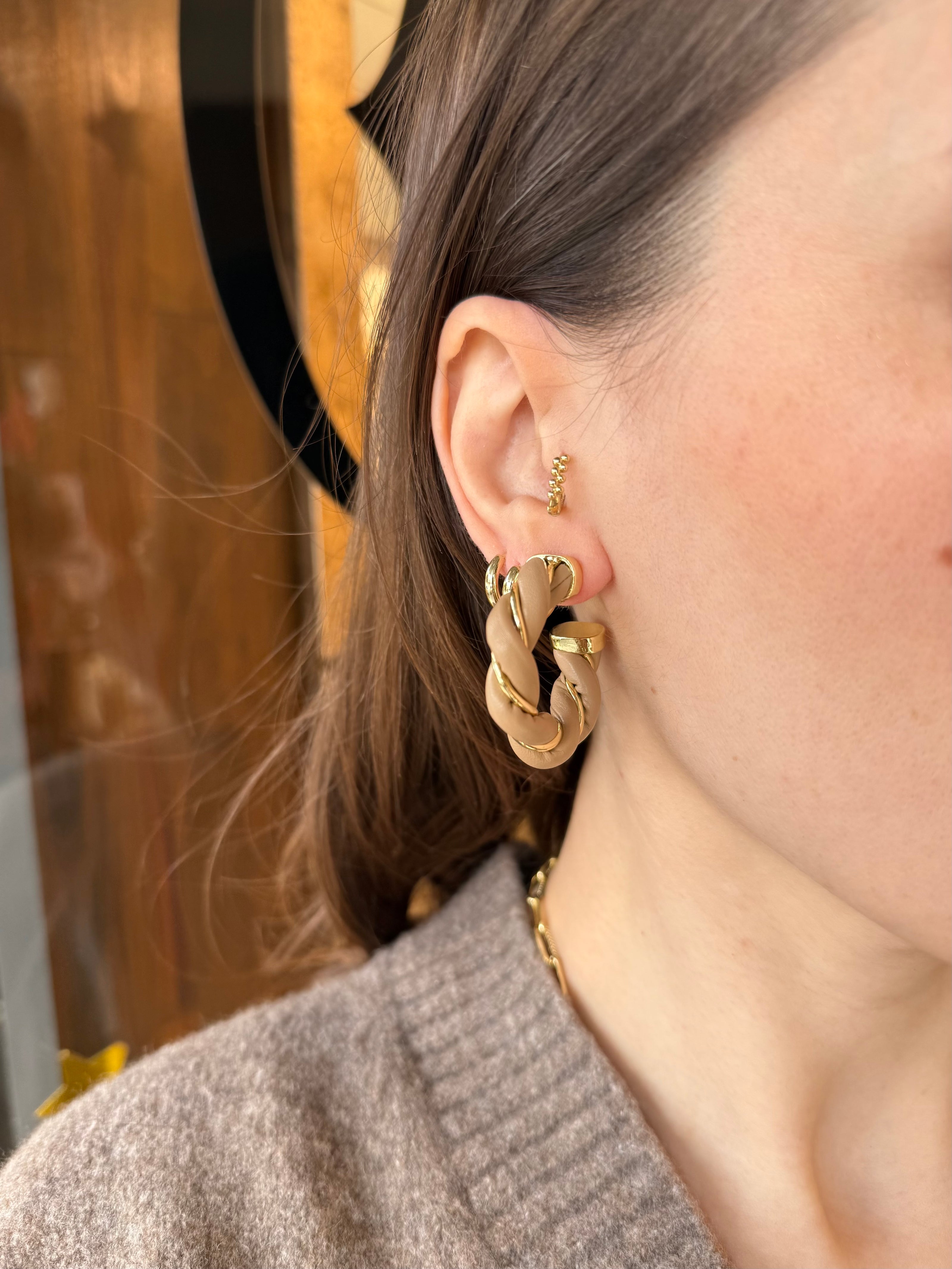 Suni Deri Sarmal Model Yarım Halka Küpe Açık Kahve