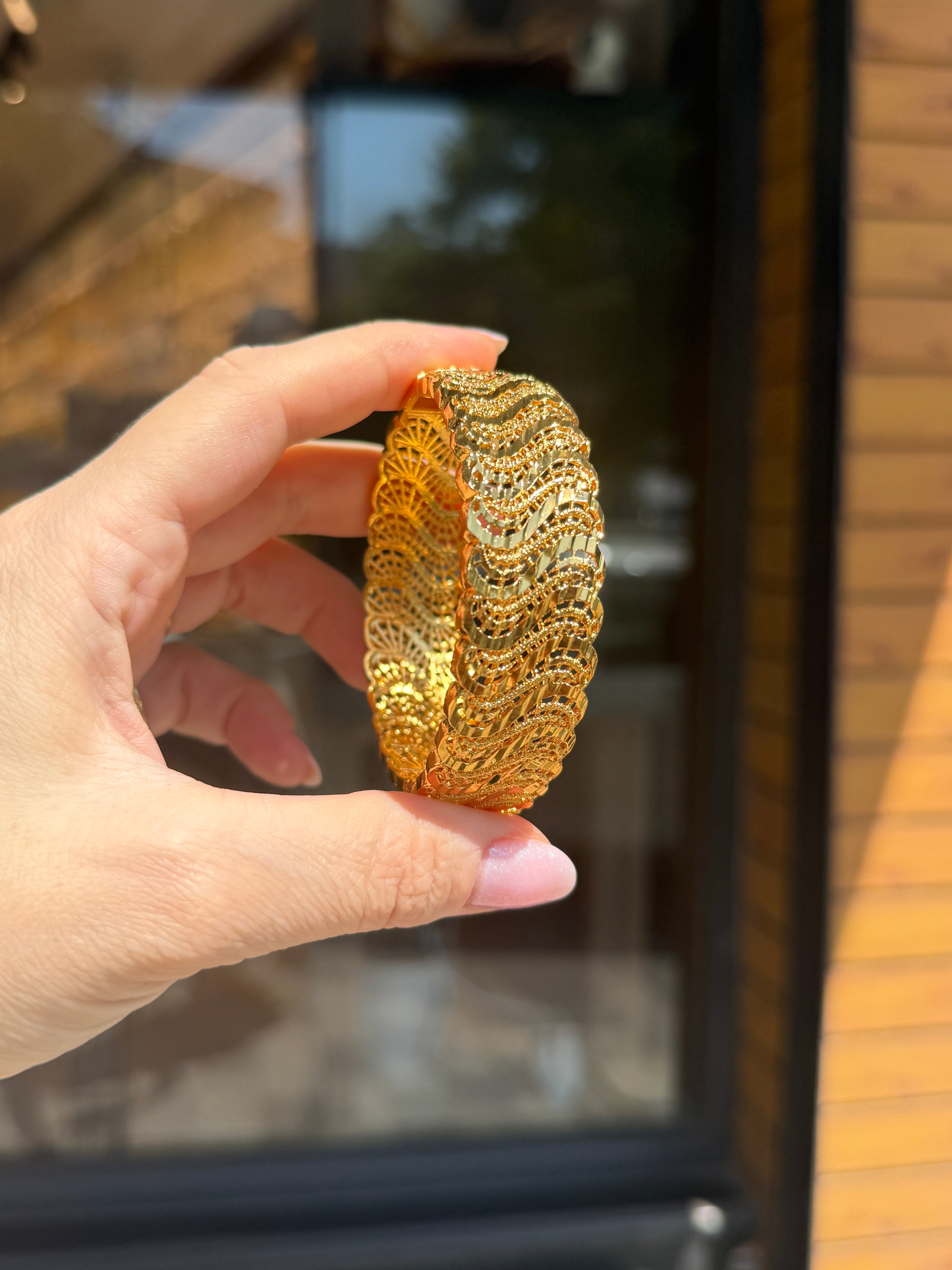 Altın Kaplama Dalgalı Elmas Kesim Detay Kelepçe Bileklik 60 mm 24K Renk