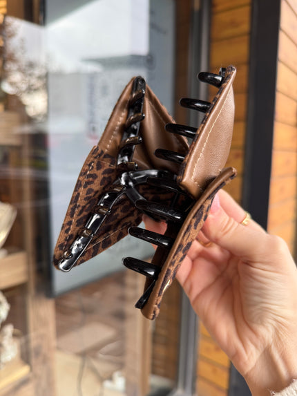 Yarısı Suni Deri Leopar Desenli Süet Kaplama Mandal Toka