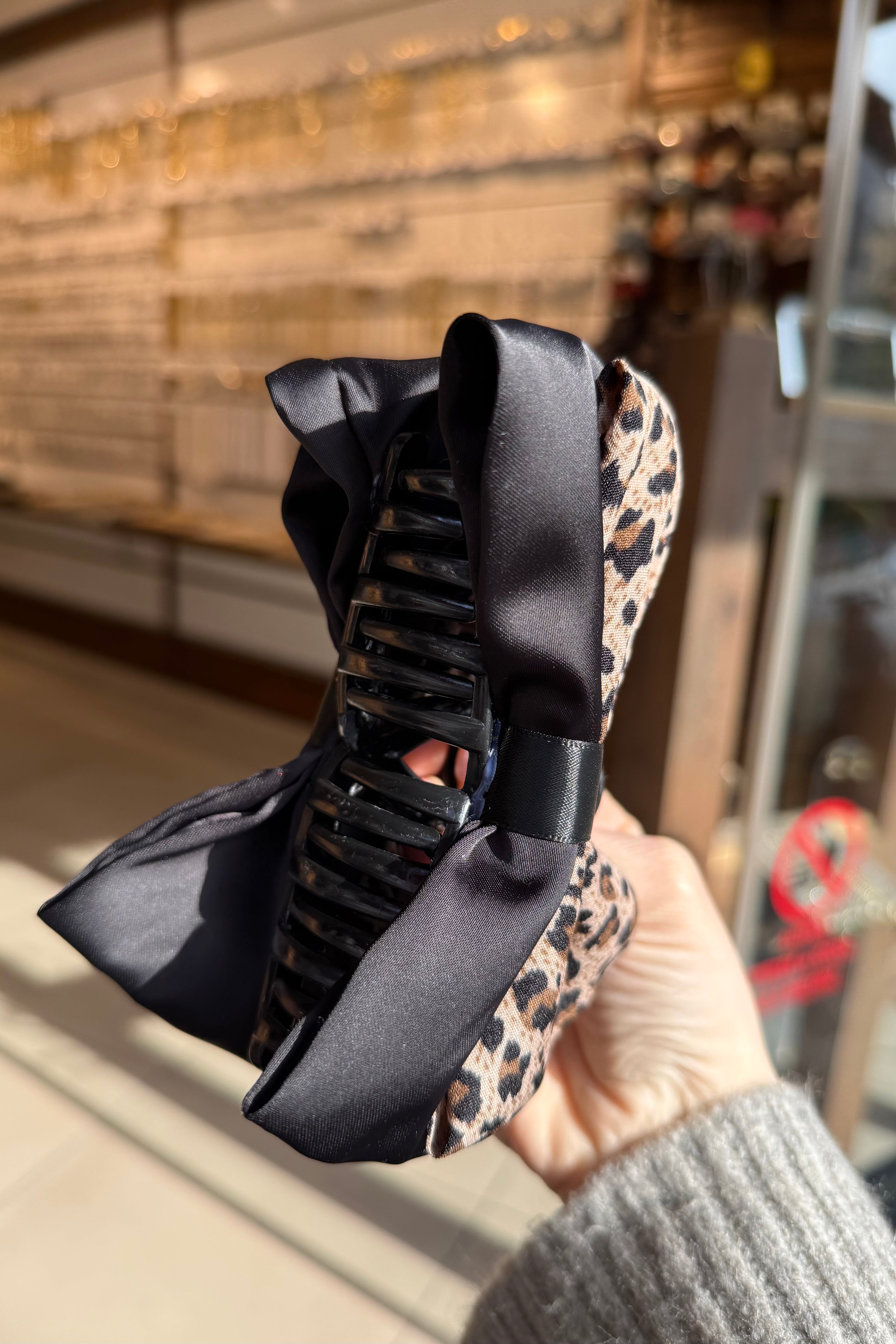 Desenli Leopar Detaylı Siyah Fiyonk Model Mandal Toka