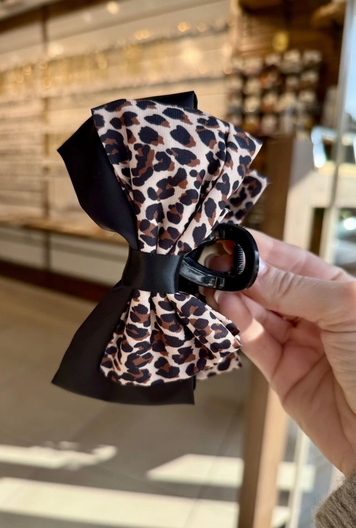 Leopar Detaylı Siyah Fiyonk Model Mandal Toka