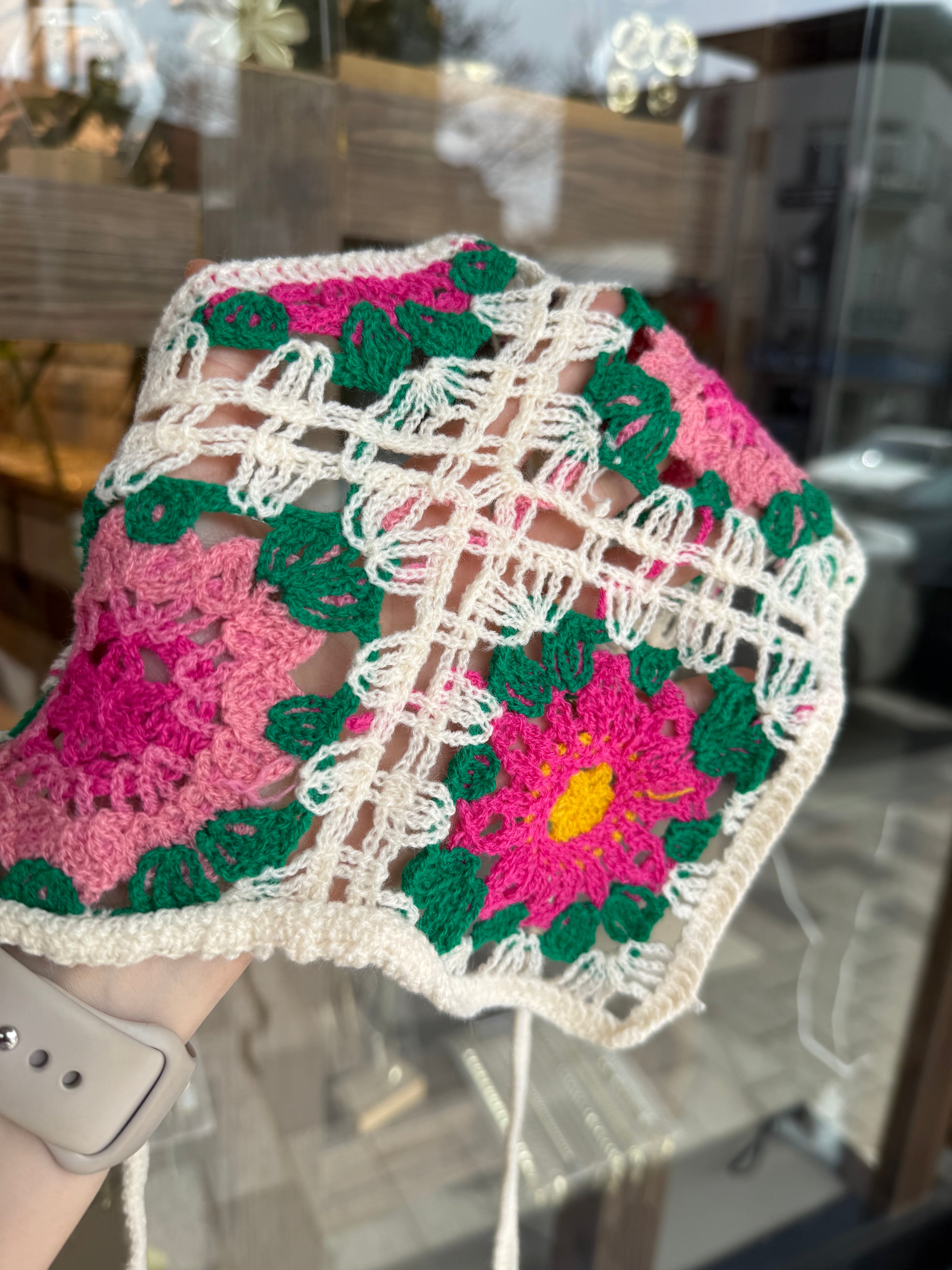 Çiçek Desenli Örgü Üçgen Bandana Toka Fuşya Çiçekli