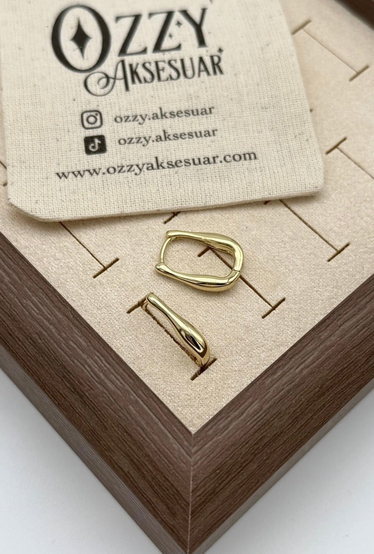 VIP Hafif Bombeli Oval Halka Küpe 14K