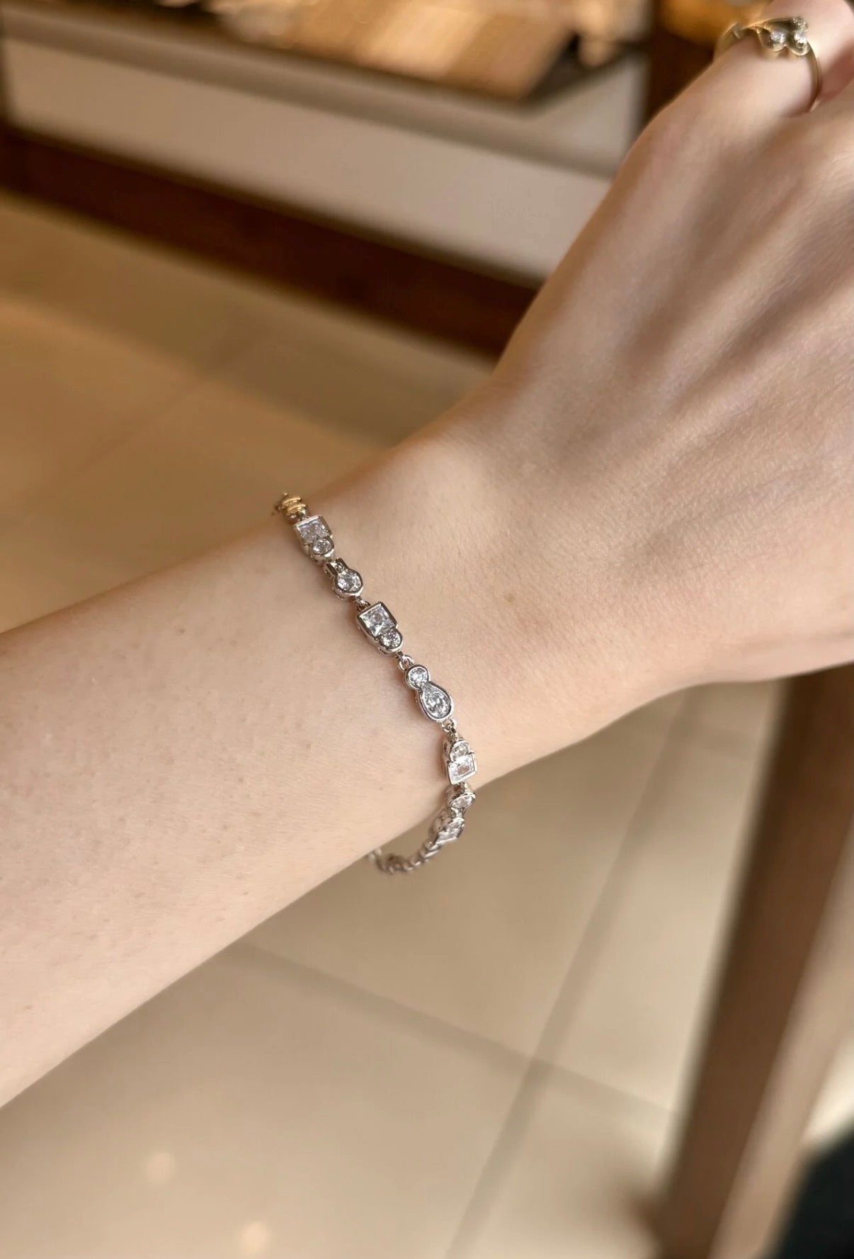 VIP Ortası Geometrik Zirkon Taş İşlemeli Bileklik 17 + 3 cm Gümüş Renk