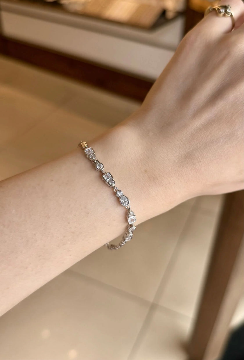 VIP Ortası Geometrik Zirkon Taş İşlemeli Bileklik 17 + 3 cm Gümüş Renk