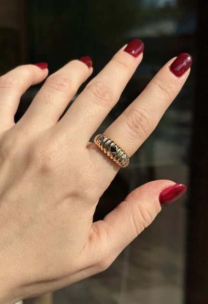 Siyah Karo Taşlı Bombeli Model Ayarlanabilir Yüzük 18K