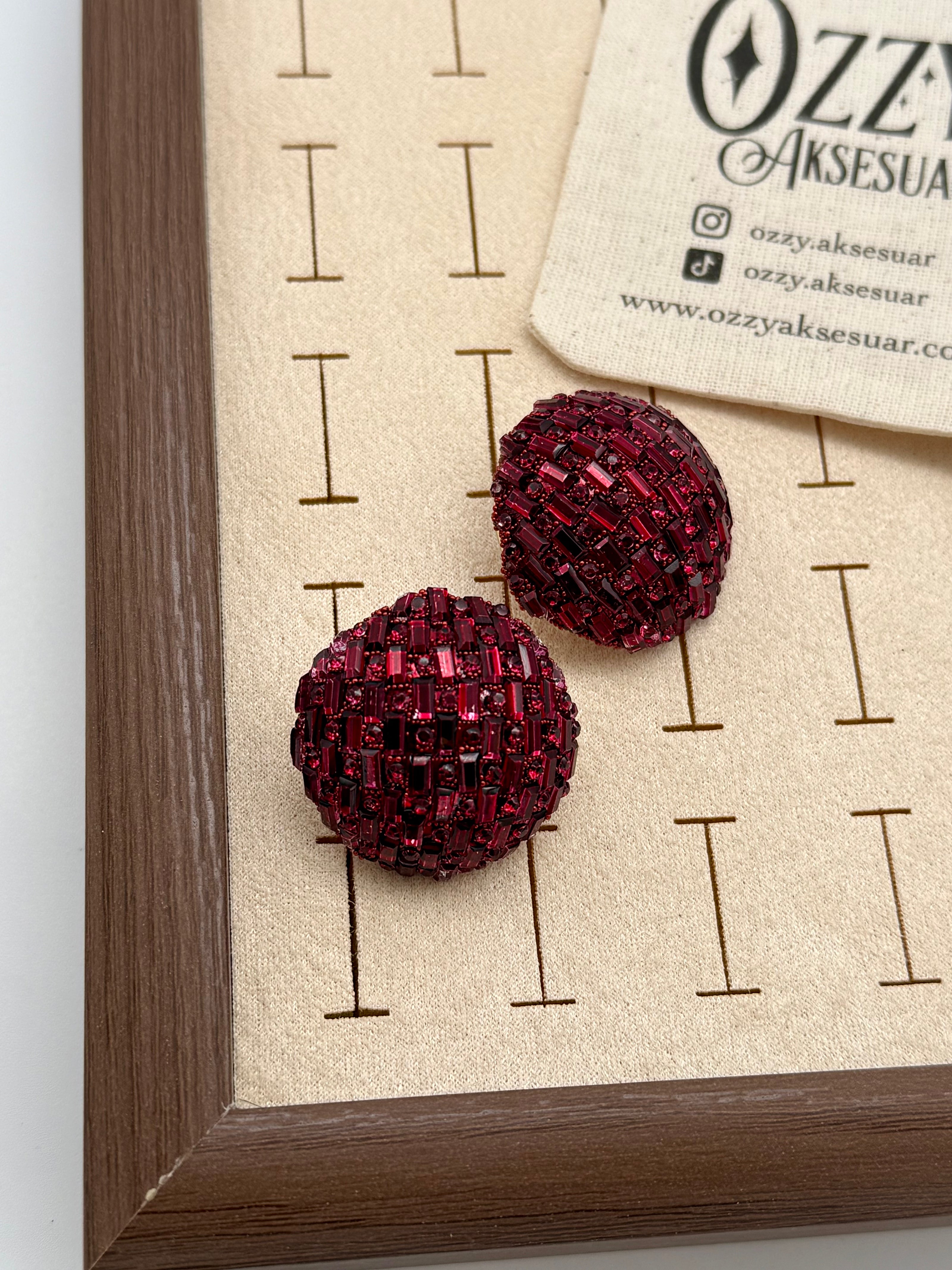 Taş İşlemeli Yuvarlak Küpe Bordo Taş