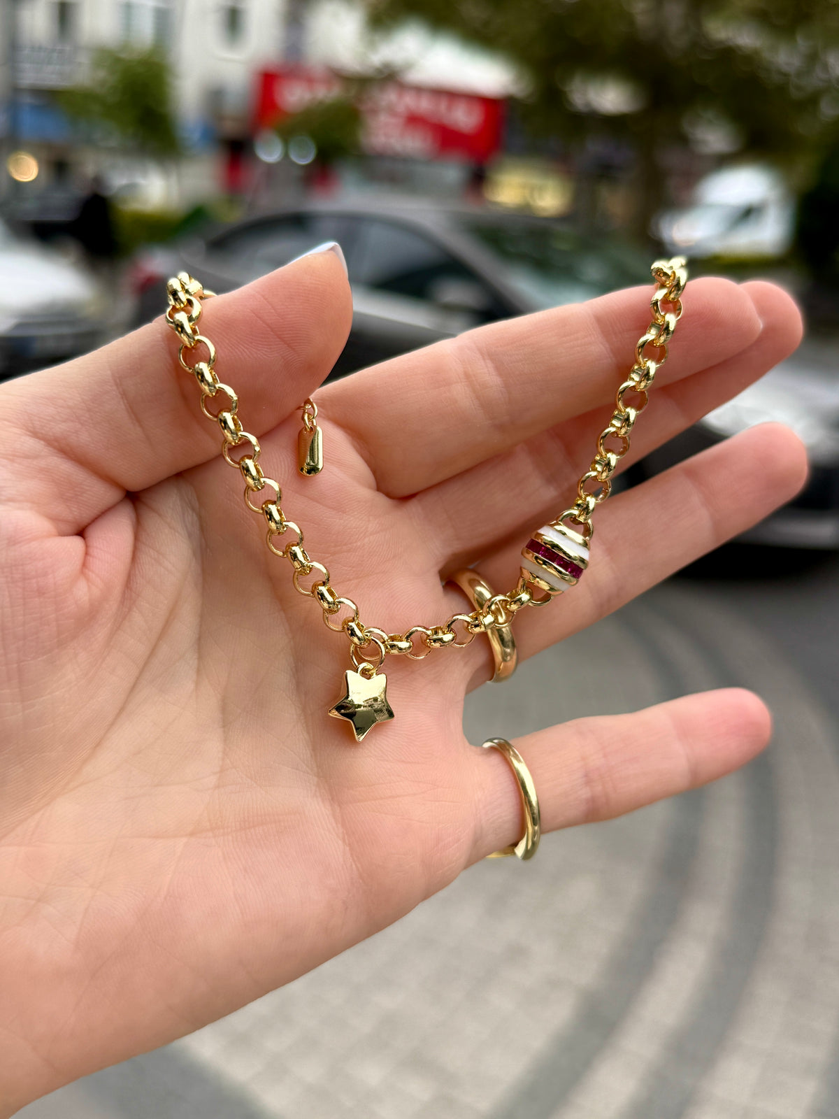 Sıra Fuşya Taş ve Beyaz Mineli Silindir ve Yıldız Charmlı Bileklik 17 + 3 cm