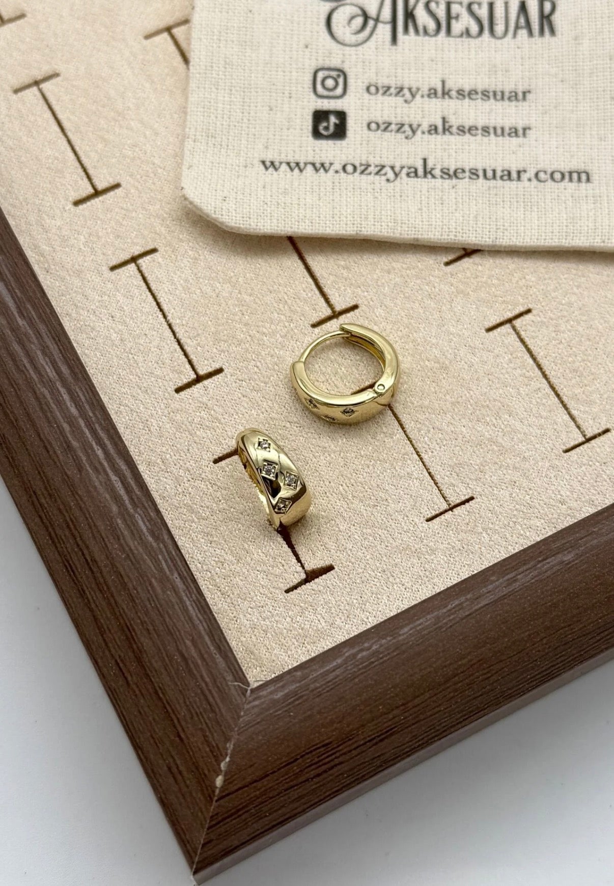 VIP 4 Karo Taş İşleme Bombeli Halka Küpe