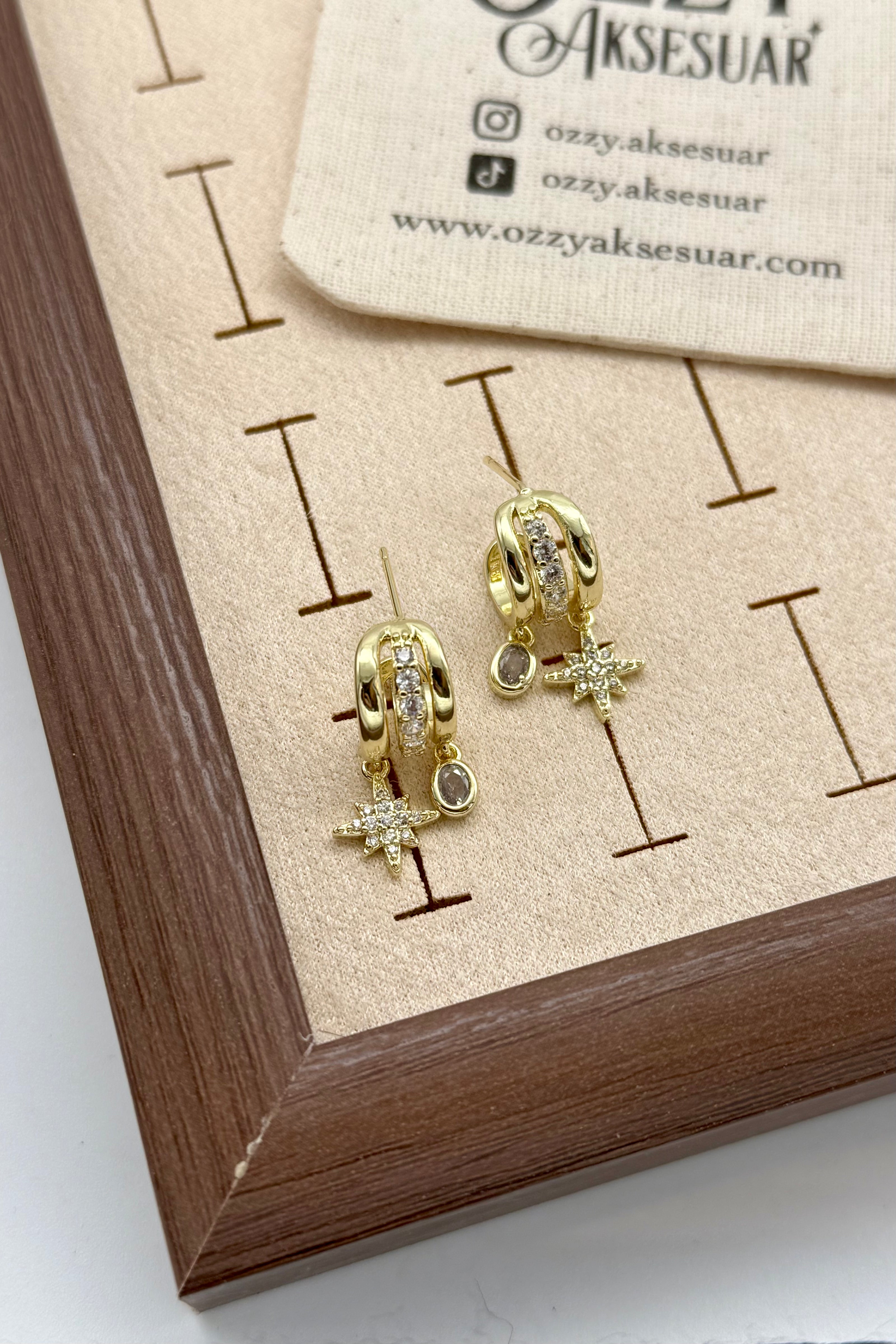 Oval Taş ve Kuzey Yıldız Sallantılı 3 Şerit Küpe
