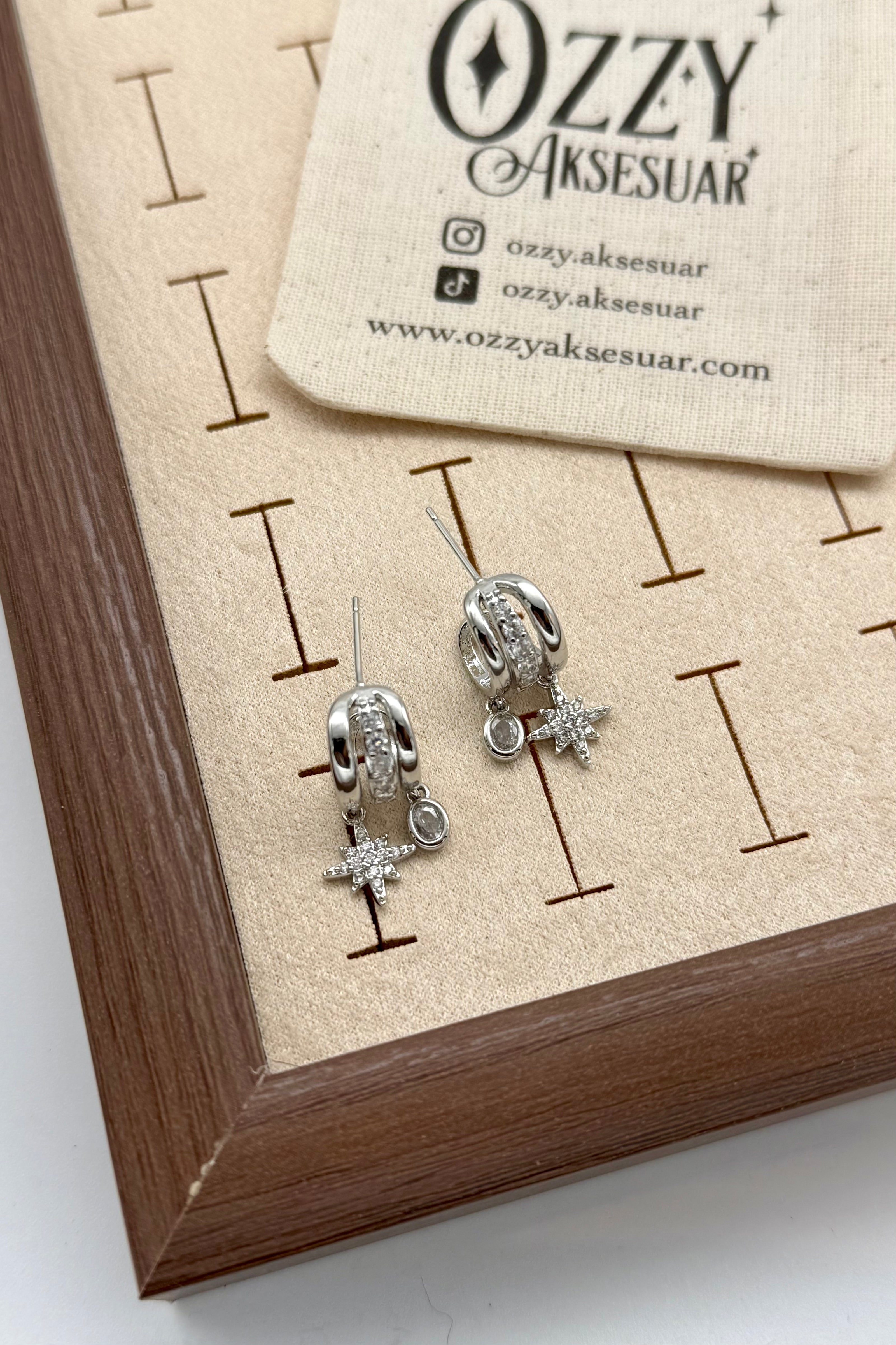 Oval Taş ve Kuzey Yıldız Sallantılı 3 Şerit Küpe Gümüş Renk