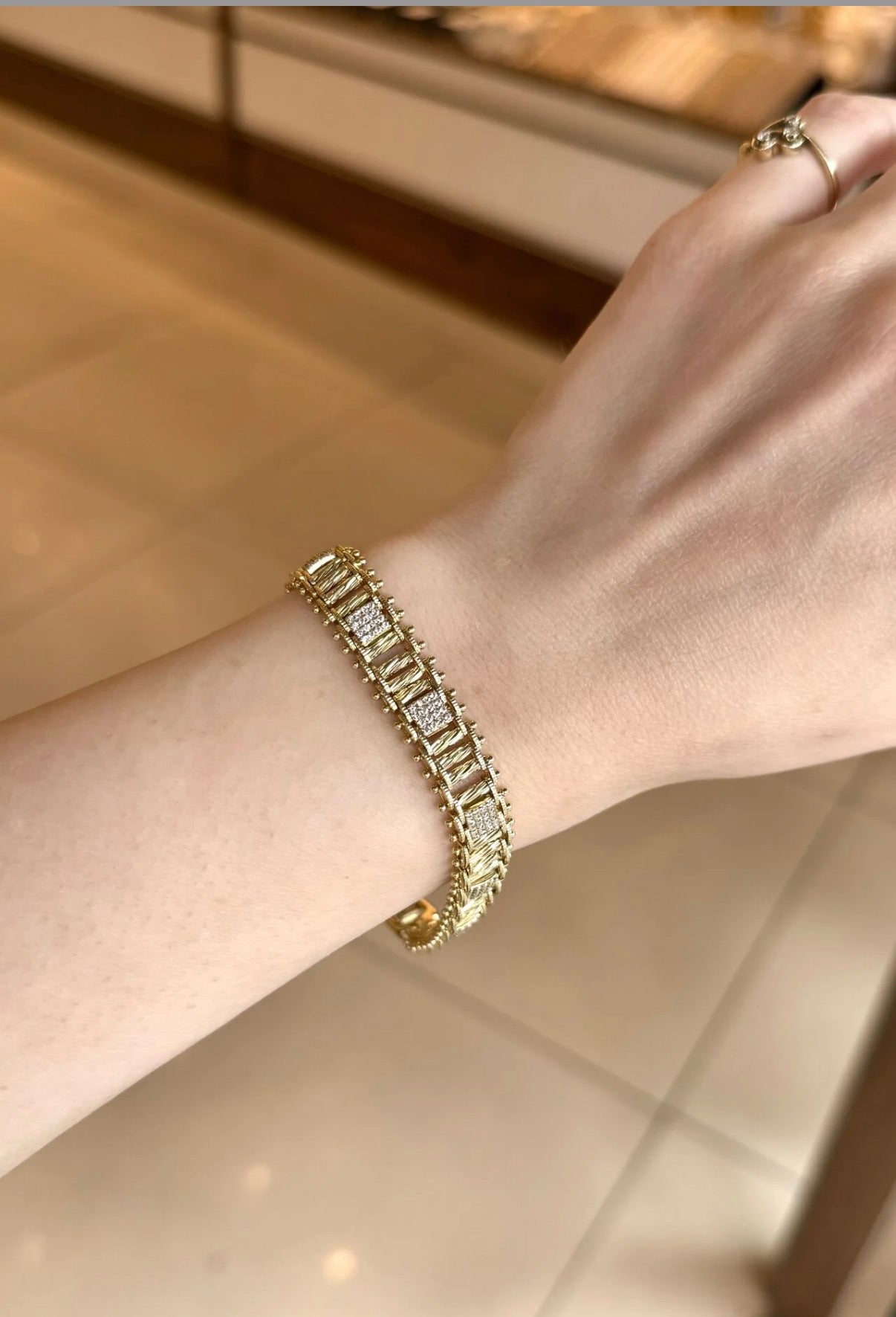 VIP Gömme Taş Detay Lazer Kesimli Sıra Silindir Model Bileklik 14K 19 cm