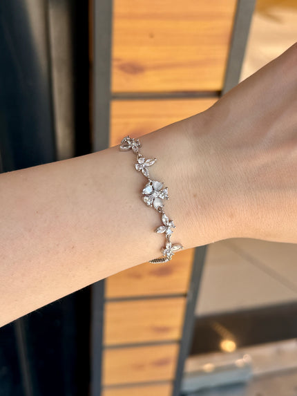 Sedefli Çiçek ve Kelebek Detaylı Su Yolu Bileklik 15 + 2 cm Gümüş Renk