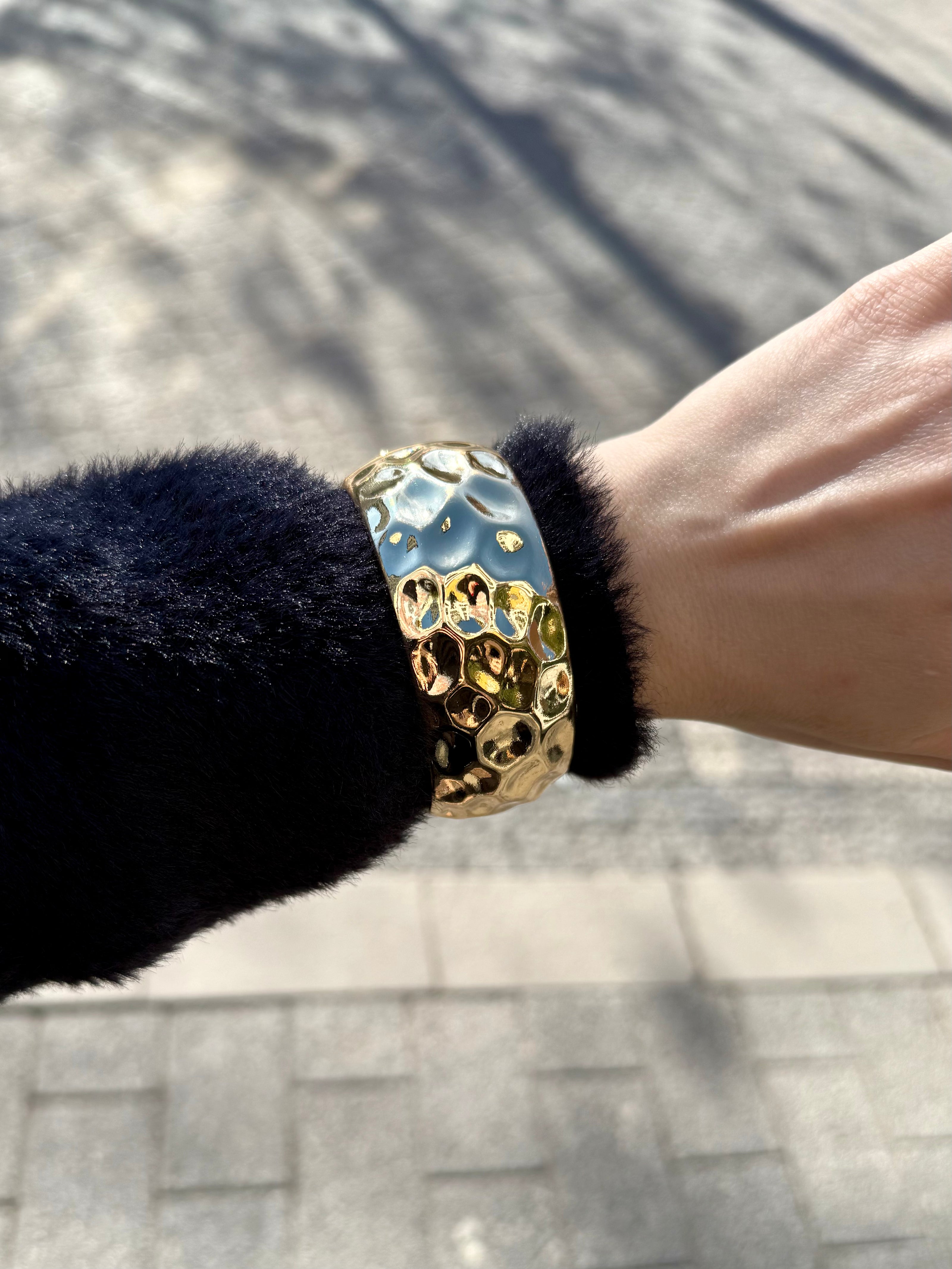 Ezme Detaylı Kalın Kelepçe Bileklik