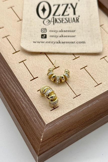 VIP 3 Sırası Taşlı Kemer Detaylı Yarım Halka Küpe 14K