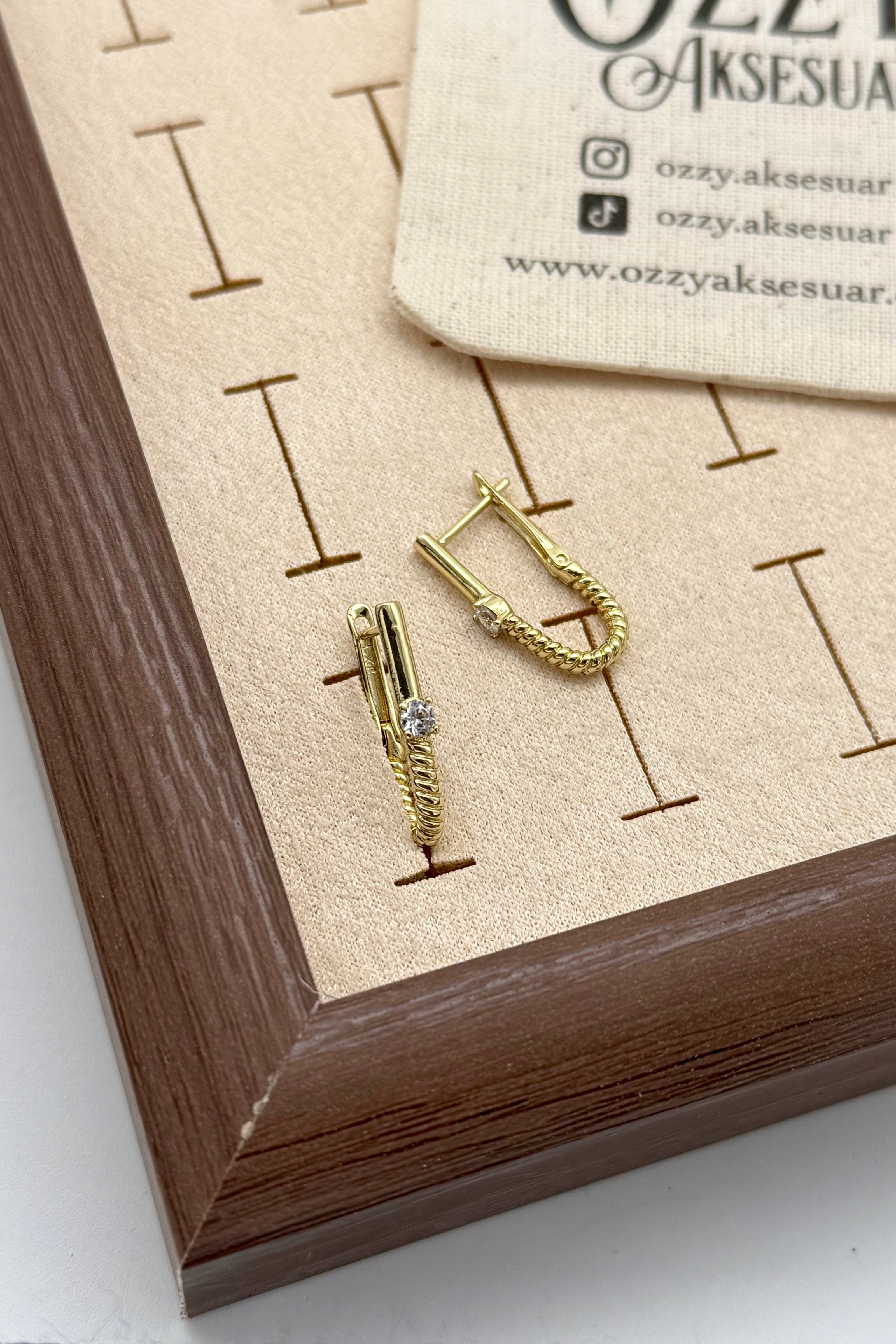 VIP Önü Tek Taşlı Burgu Detay Oval Halka Küpe