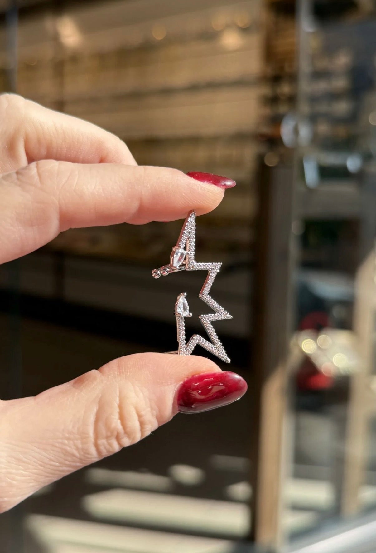 Tamamı Taşlı Yıldız Model Kıkırdağa Sıkıştırmalı Küpe Gümüş Renk