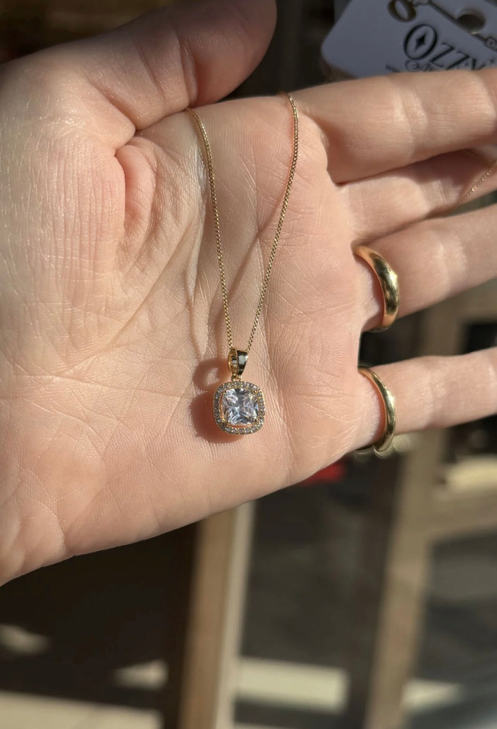 VIP Çerçevesi Gömme Taşlı Büyük Elmas Kesim Zirkon Taş Kolye 14K