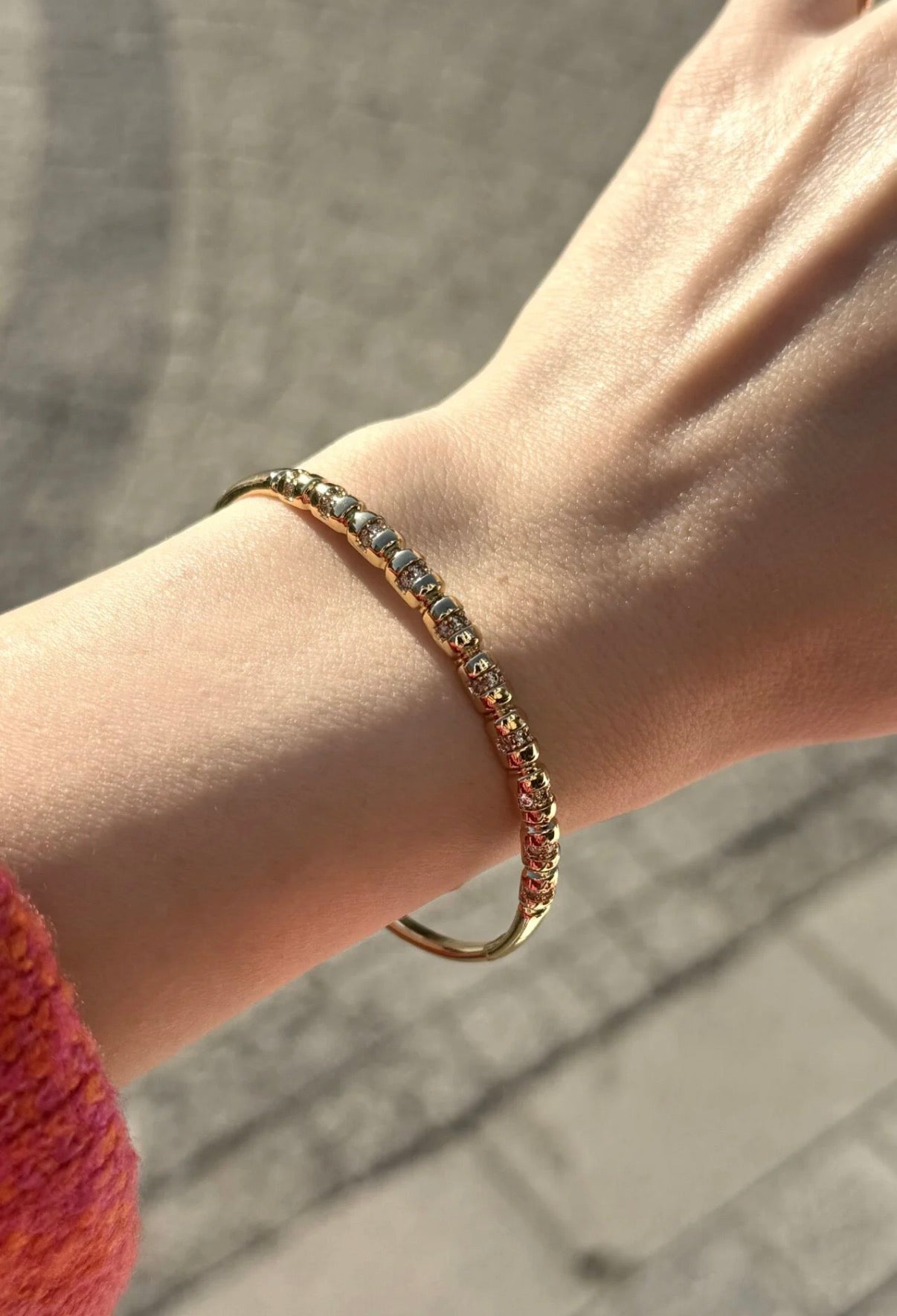 VIP Sıra Gömme Taşlı Bombe Model Kelepçe Bileklik 57 mm 14K