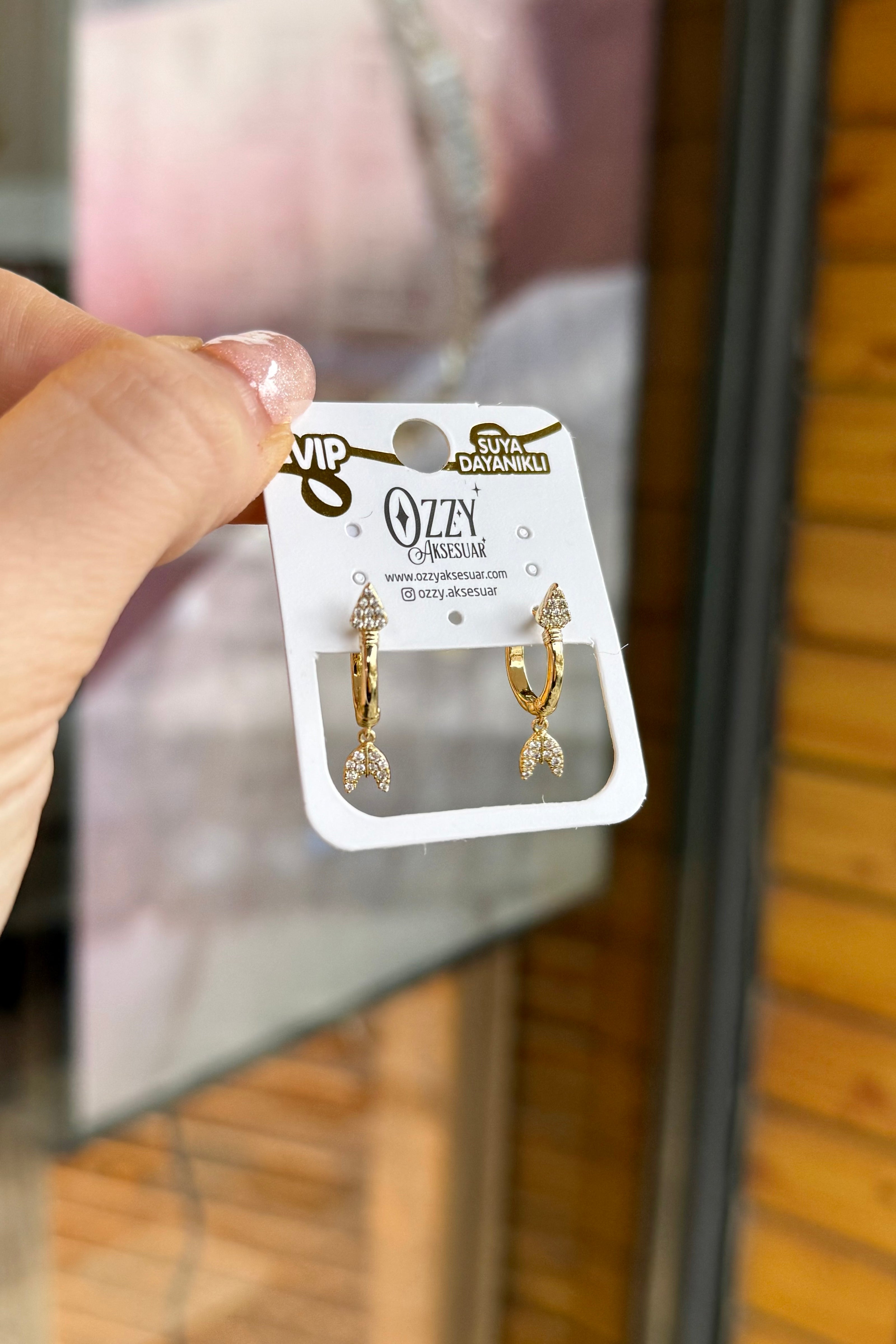 VIP Taşlı Sallantılı Ok Görünüm Halka Küpe