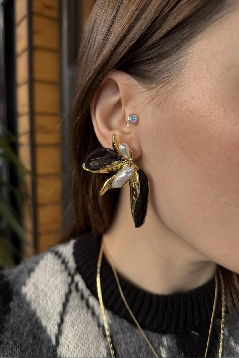 İnci Detay Tüllü Çiçek Küpe Siyah