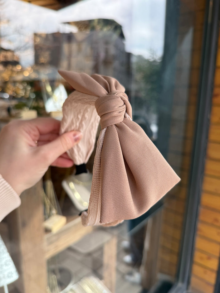 Fiyonk Detaylı Yumuşak Örgü Model Taç Toka Açık Renk