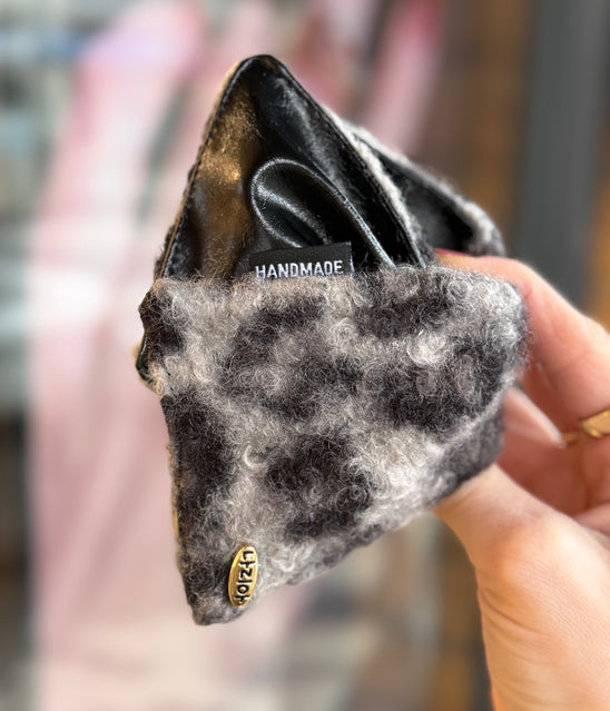 Yarısı Suni Deri Yumuşak Keçeli Leopar Üçgen Mandal Toka Gri