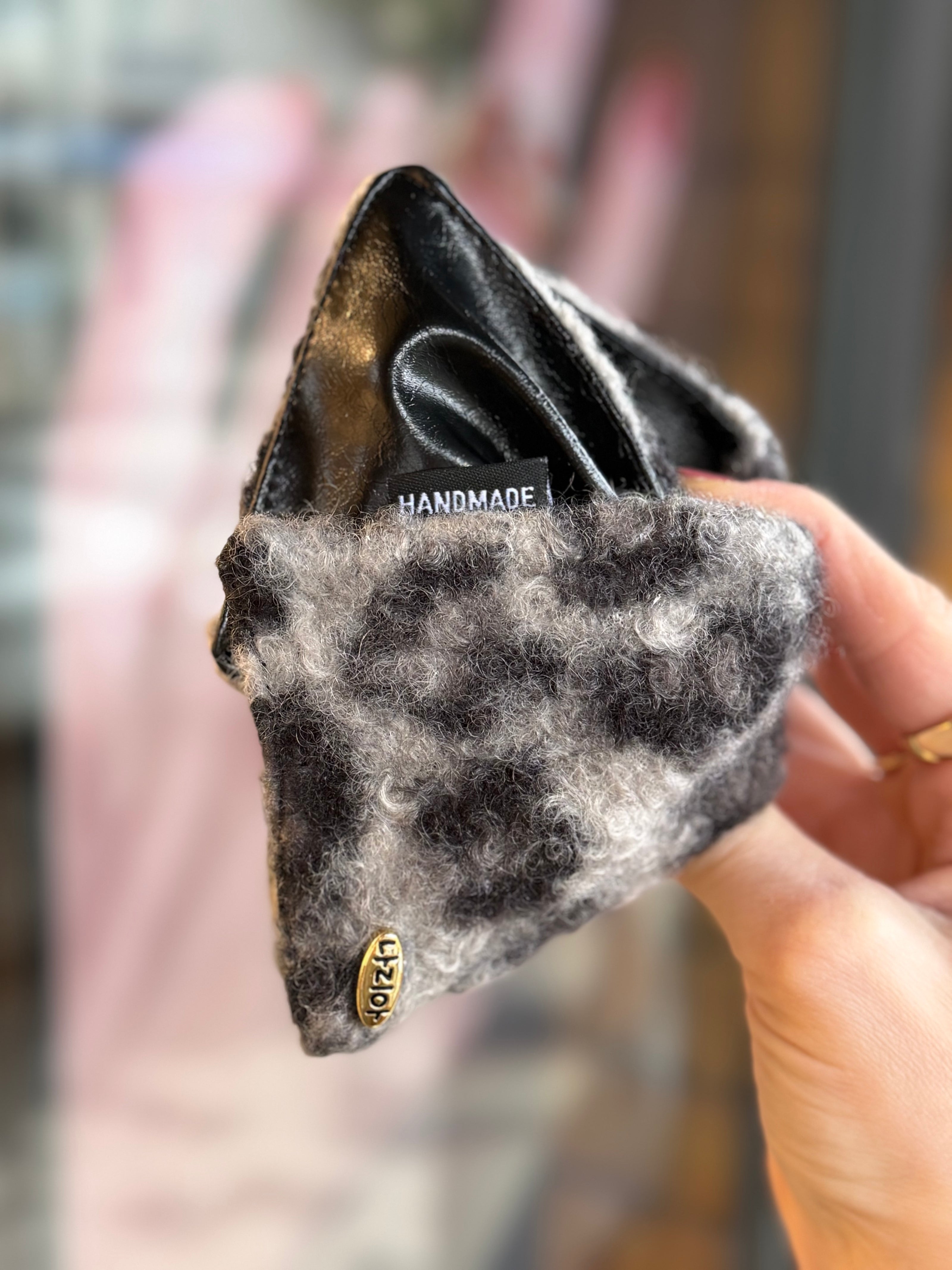 Yarısı Suni Deri Yumuşak Keçeli Leopar Üçgen Mandal Toka Gri