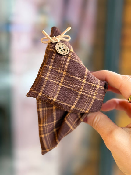 Düğme Detay Ekoseli Kumaş Üçgen Mandal Toka Kahverengi