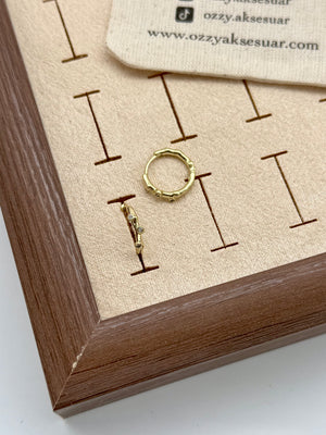 VIP 3 Asimetrik Yuvarlak Taşlı Halka Küpe