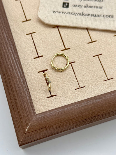 VIP 3 Asimetrik Yuvarlak Taşlı Halka Küpe