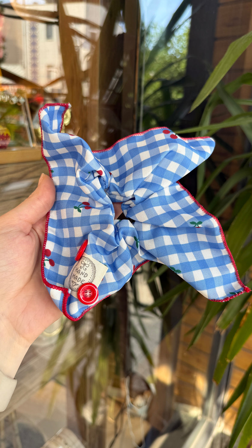 Ekoseli Kiraz ve Düğme Detaylı Kare Simit Toka